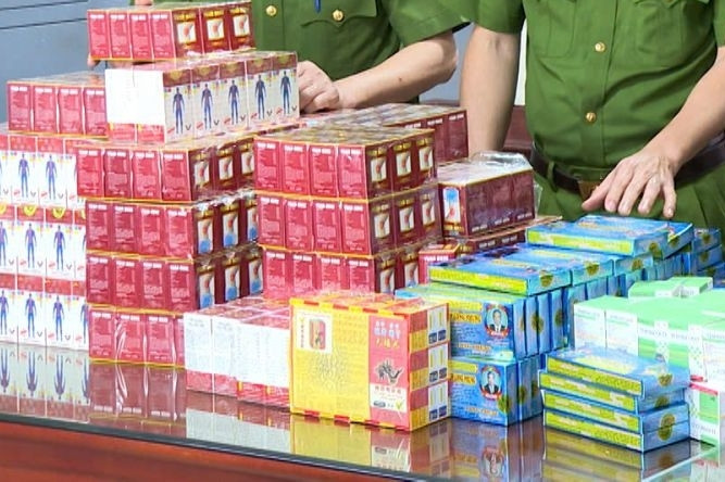Khởi tố 14 đối tượng, thu giữ gần 10 tấn nguyên liệu và thuốc giả