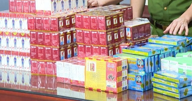 Khởi tố 14 đối tượng, thu giữ gần 10 tấn nguyên liệu và thuốc giả