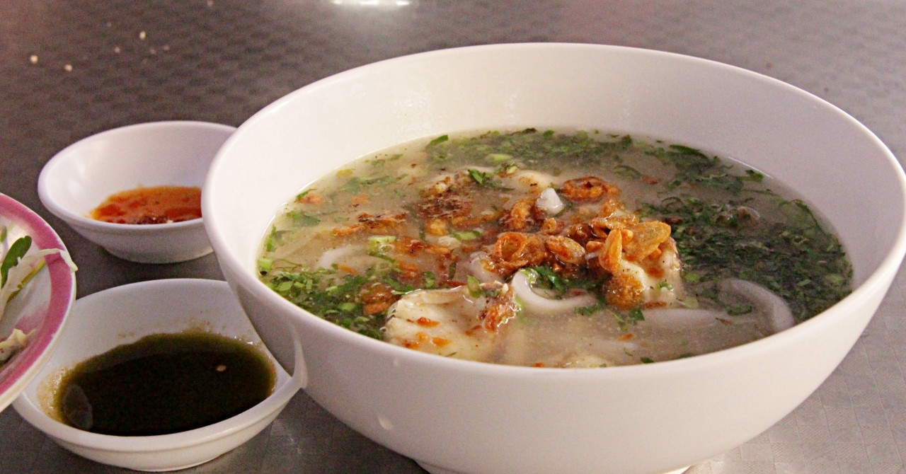 Liên tục được hàng xóm cho 'thức ăn thừa', biết sự thật tôi rưng rưng nước mắt