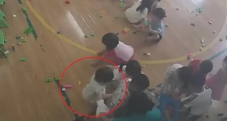Loạt diễn biến mới vụ giáo viên mầm non đánh bé 22 tháng tuổi