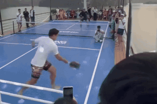 Người đàn ông lao xuống biển khi đang chơi pickleball trên tàu gây tranh cãi