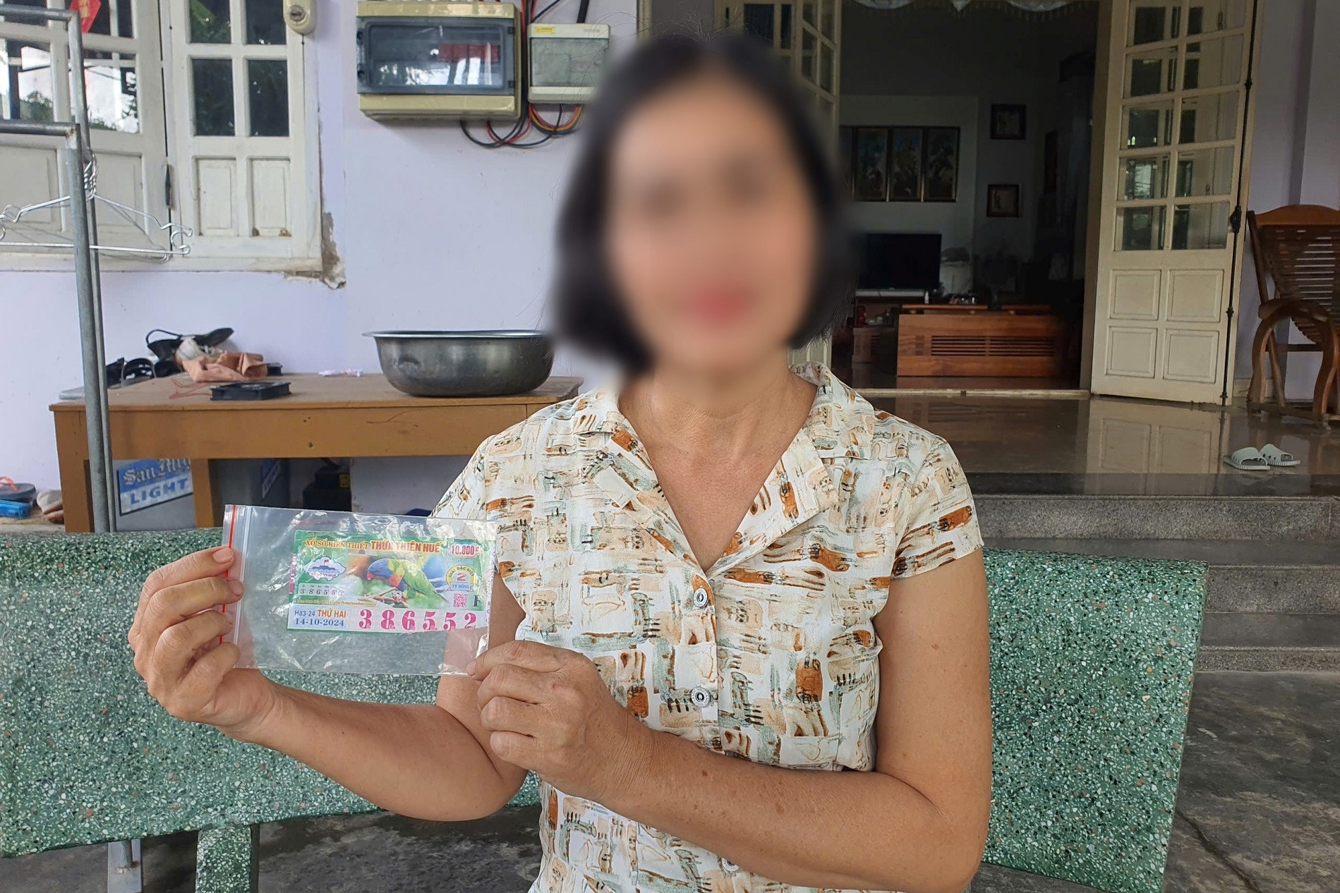 Người phụ nữ Quảng Nam nhận tin vui với tờ vé số trúng giải đặc biệt bị rách