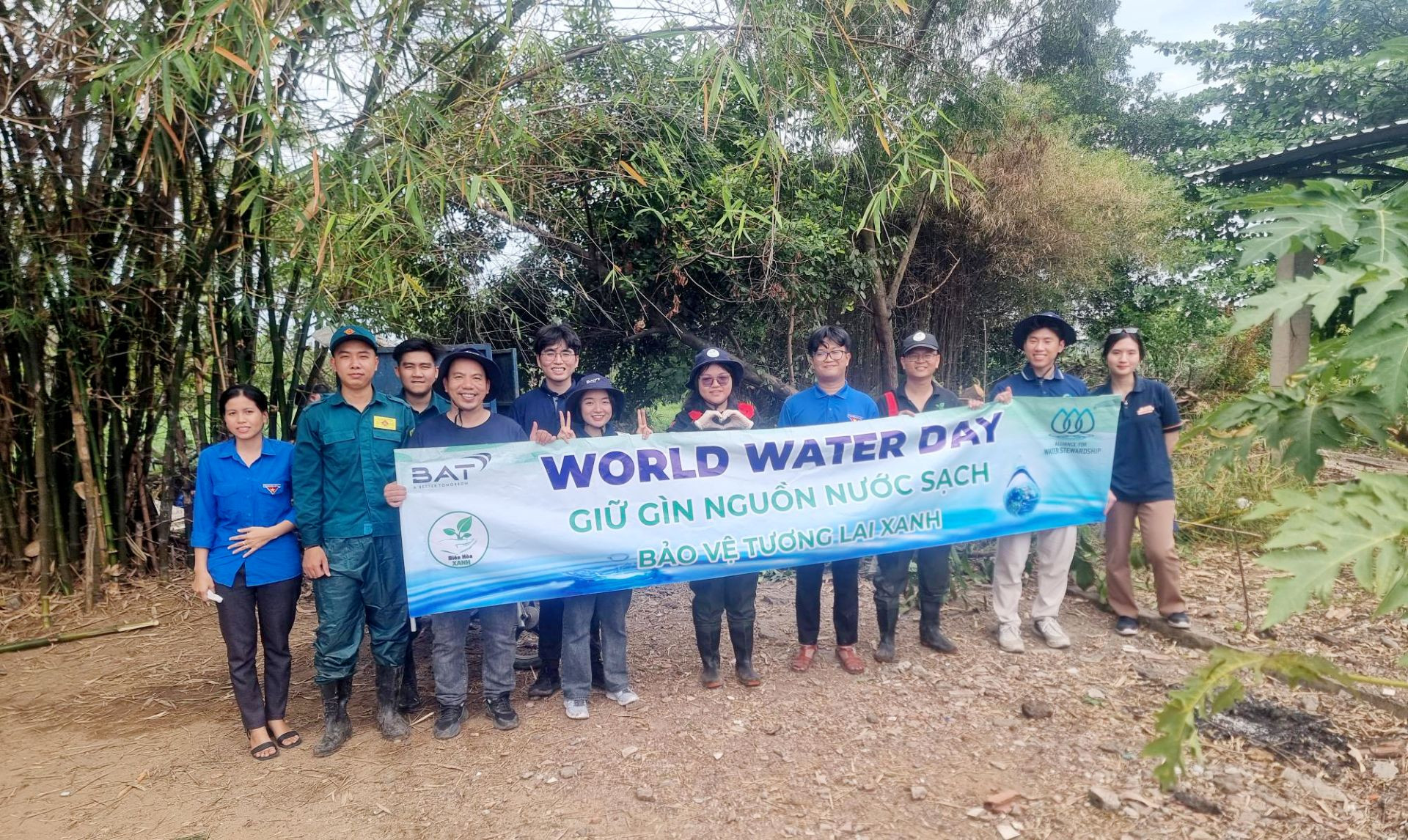Thu gom rác hưởng ứng World Water Day (1).jpg