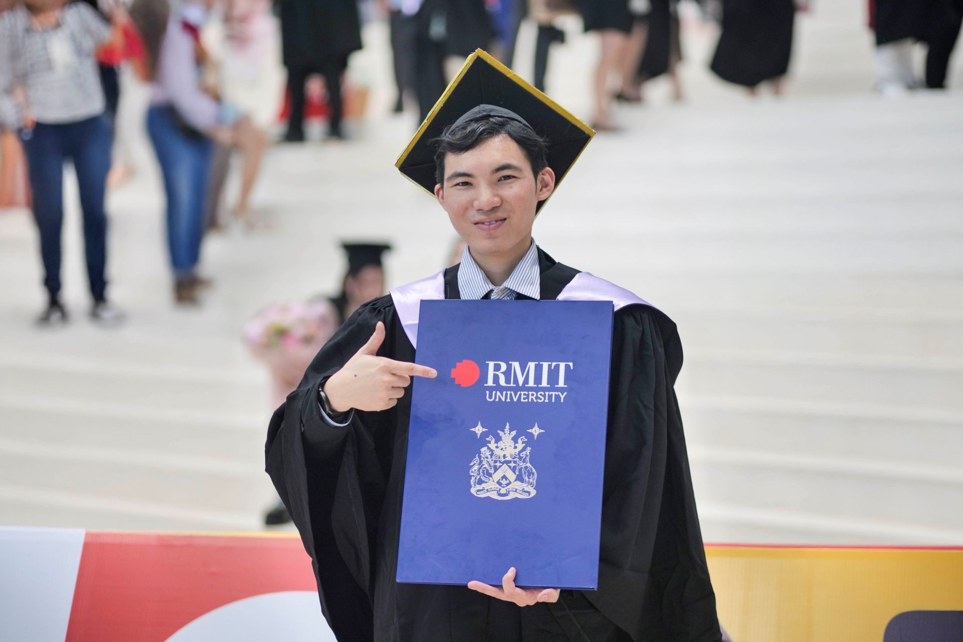 Từ học bổng thay đổi cuộc đời đến lớp học tiếng Anh cho trẻ vùng quê