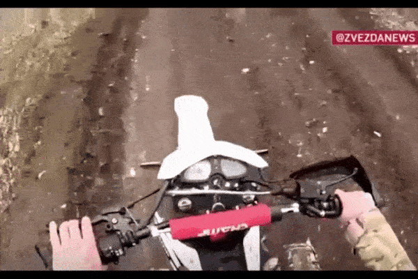 Video binh lính Nga dùng xe máy đánh sập hầm trú ẩn của Ukraine