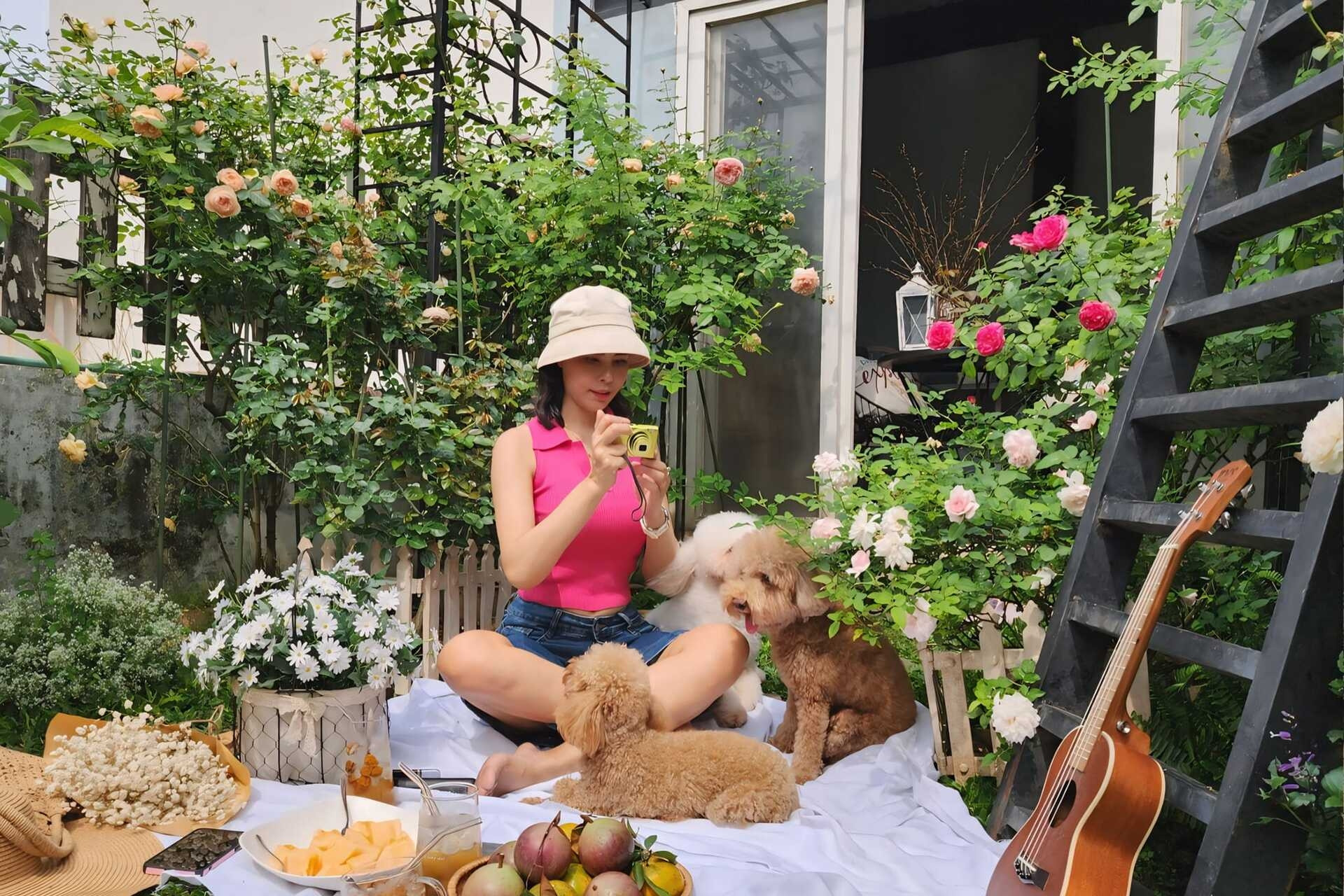 Vườn hồng rực rỡ, rau trái sum sê trên sân thượng penthouse ở Bình Dương