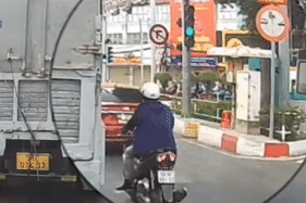 Xác minh đèn tín hiệu 'nhảy múa', ô tô tải phanh gấp khiến xe máy dính chặt đuôi