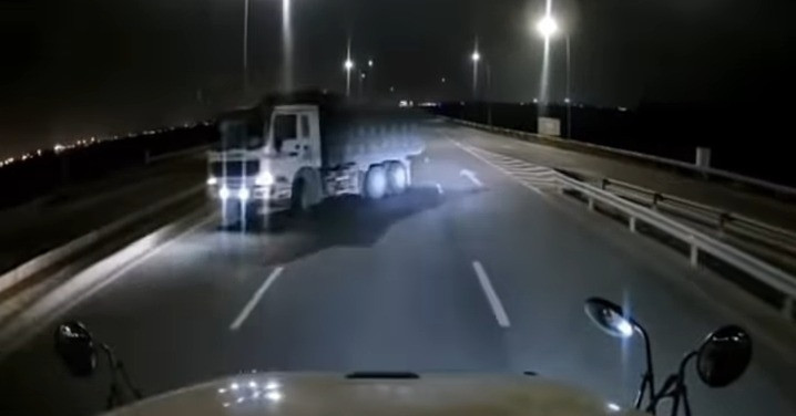 Xe container suýt 'gặp họa' vì xe tải bất ngờ quay đầu, chạy ngược chiều