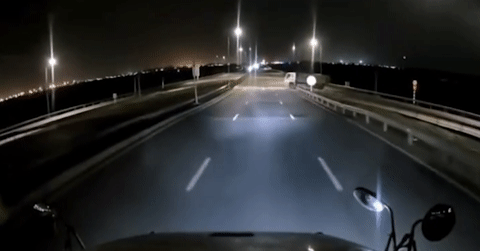 Xe tải bất ngờ quay đầu, chạy ngược chiều trên cầu vượt suýt gây tai nạn