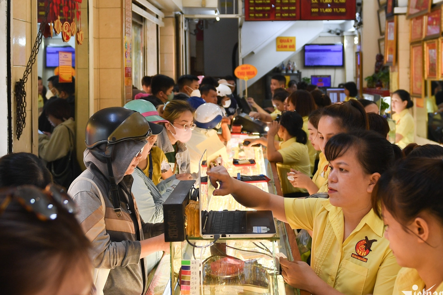 Giá vàng hôm nay 18/4/2025: Tiệm vàng ở TPHCM bán SJC giá 122,5 triệu đồng/lượng
