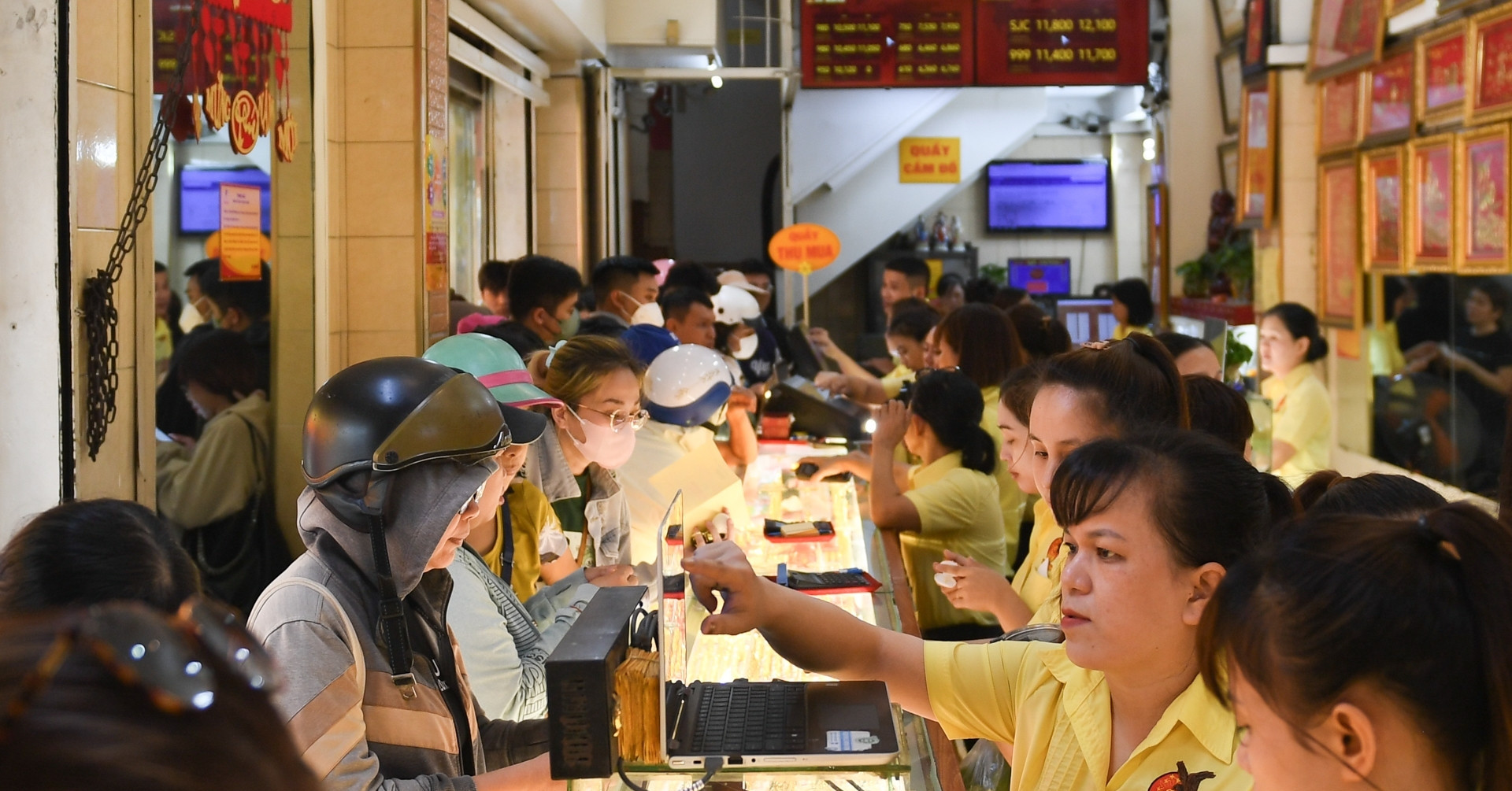 Giá vàng hôm nay 18/4/2025 đột ngột "đổ đèo", nhà đầu tư chốt lời