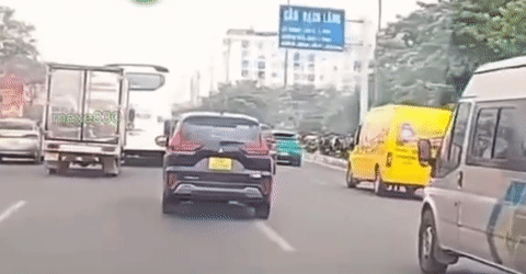 Công an xác định danh tính tài xế lái ô tô lạng lách như phim hành động