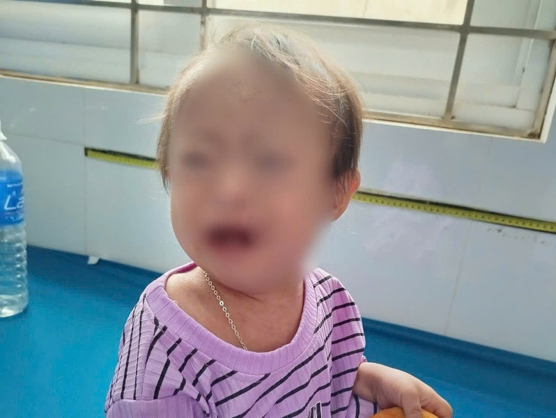 Bé gái bị bỏ rơi 1.jpg