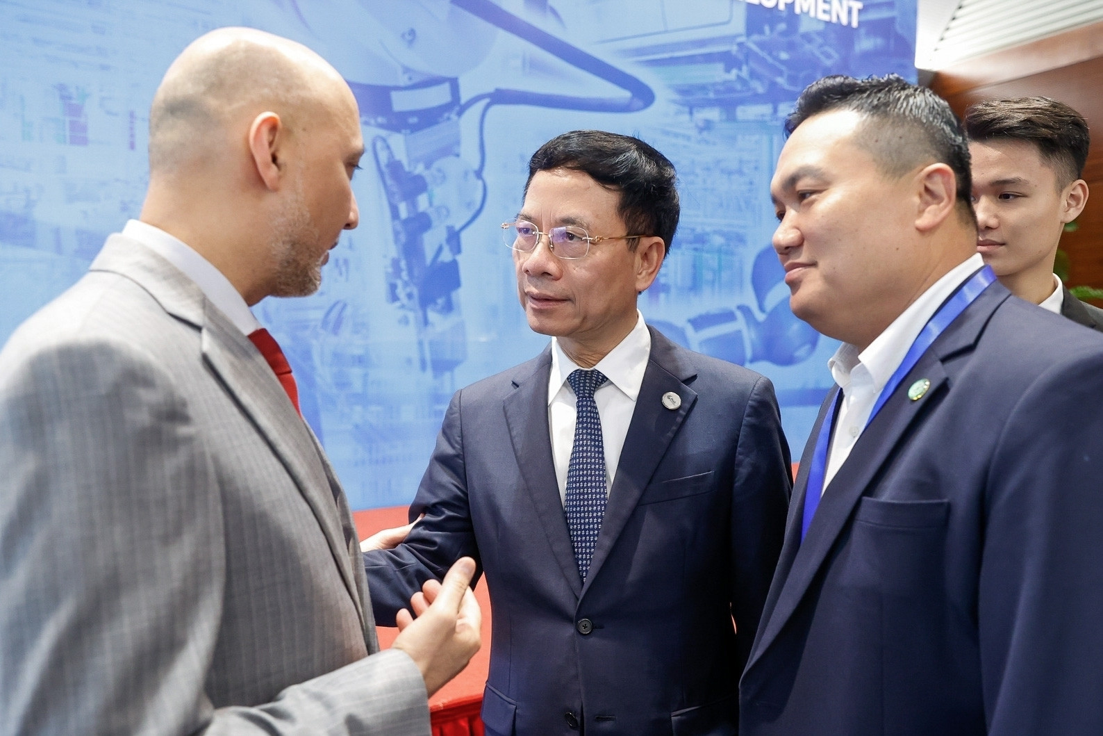 Bộ trưởng Nguyễn Mạnh Hùng: Không thể có quốc gia xanh mà thế giới không xanh