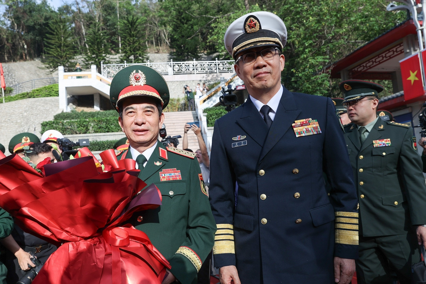 Bộ trưởng Quốc phòng Trung Quốc đón Bộ trưởng Quốc phòng Việt Nam ở biên giới