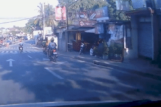 Camera hành trình 'tóm gọn' cảnh cướp điện thoại táo tợn trên đường