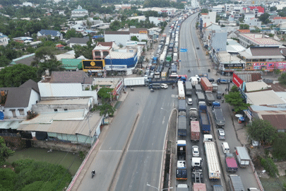 Cảnh tượng nghìn xe 'chôn chân' kéo dài 8km vì lý do khó tin