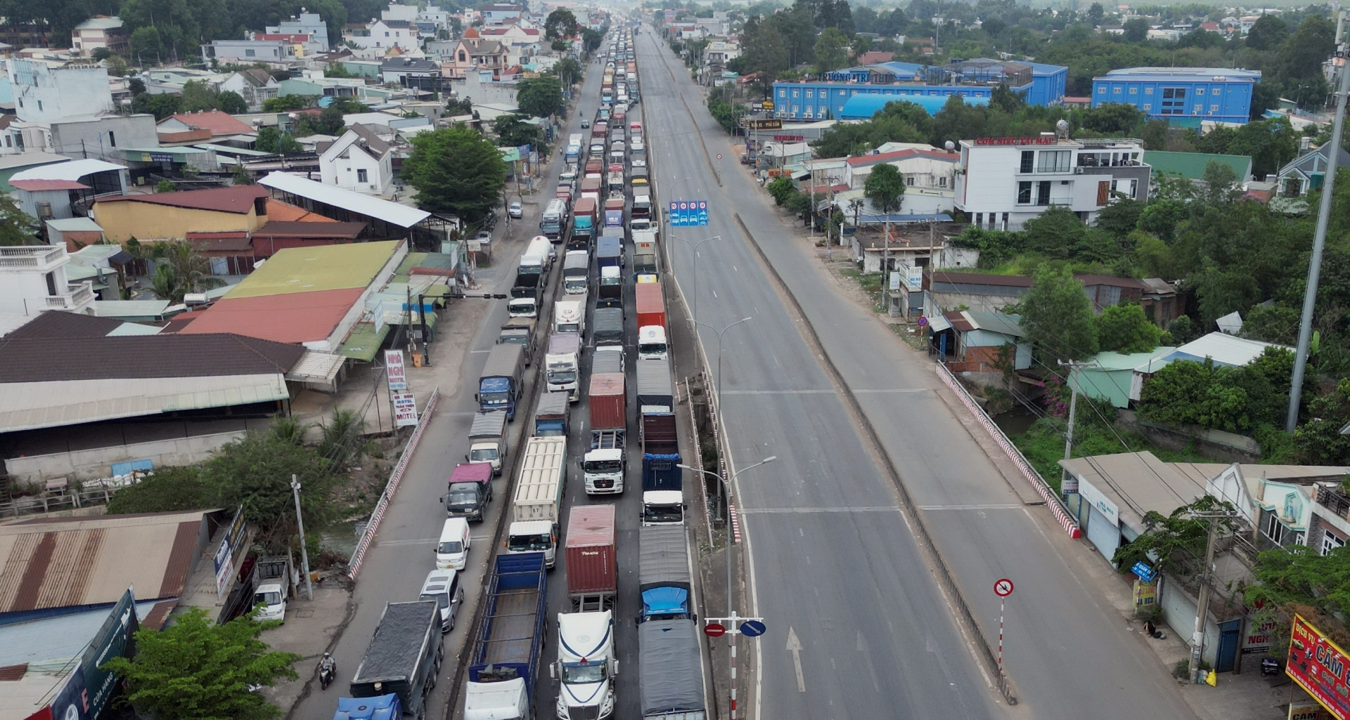 Cảnh tượng nghìn xe 'chôn chân' kéo dài 8km vì lý do khó tin