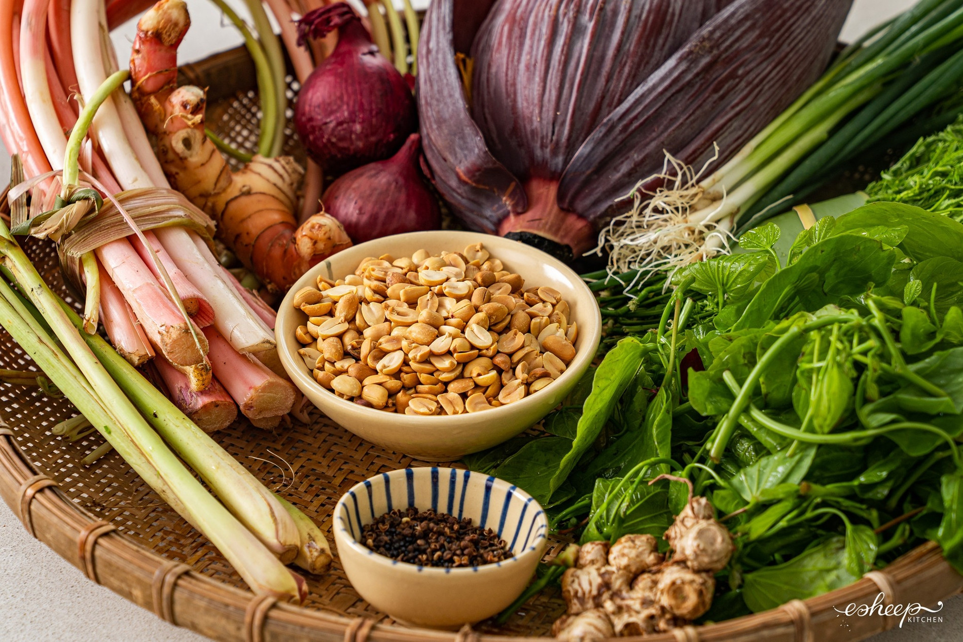 Đặc sản có nhiều ở làng quê miền Bắc, màu phớt hồng, giòn ngon lạ miệng