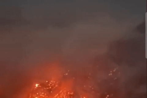 Gần 400 người xuyên đêm tạo đường băng trắng chữa cháy rừng ở Hà Nam