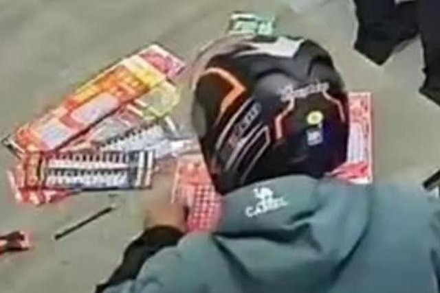 Ghé cửa hàng xổ số tránh gió, shipper bất ngờ ‘cào' trúng 3,5 tỷ đồng