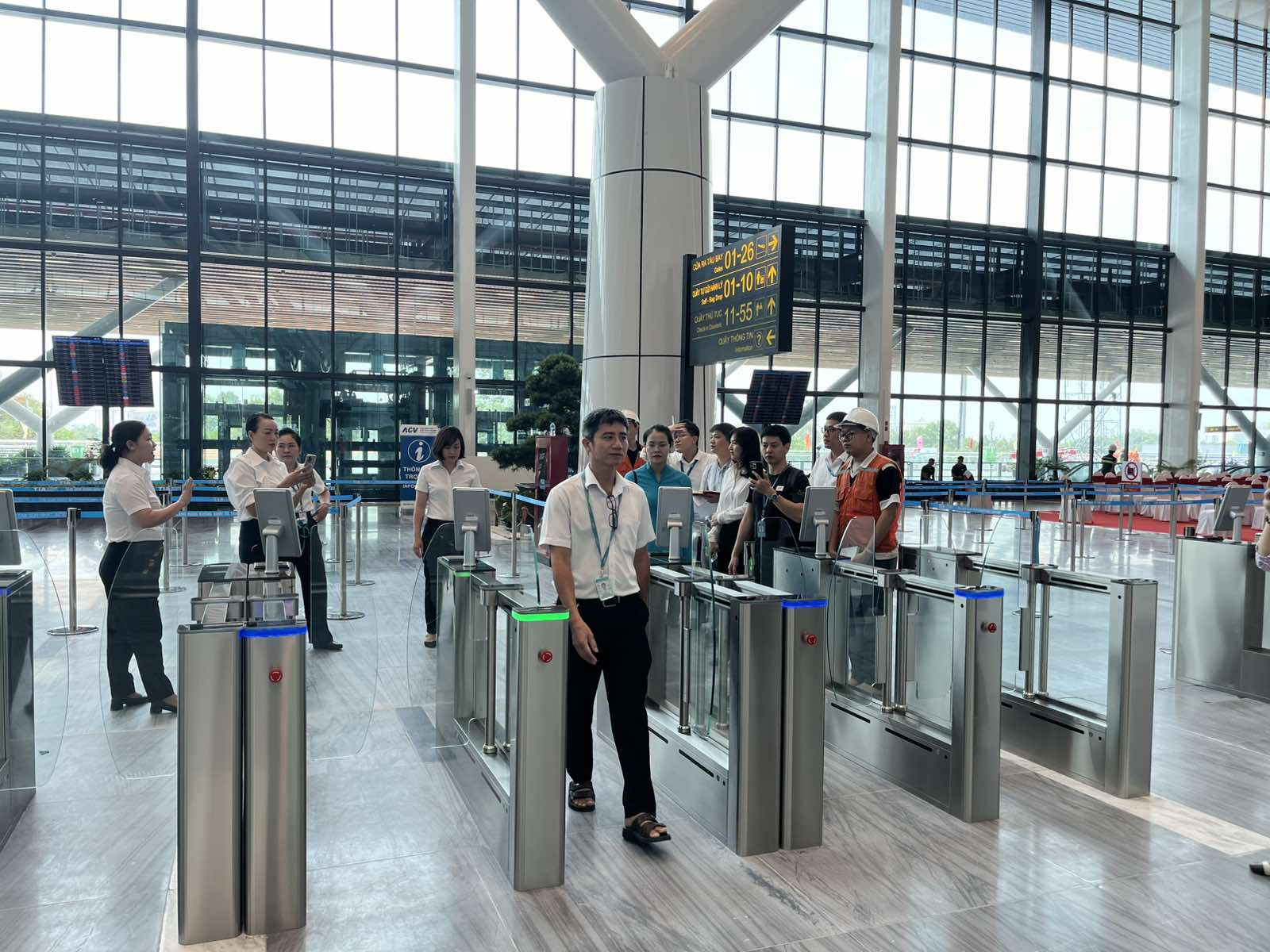 Hành khách làm thủ tục tại cửa an ninh, sân bay T3 Tân Sơn Nhất.jpg