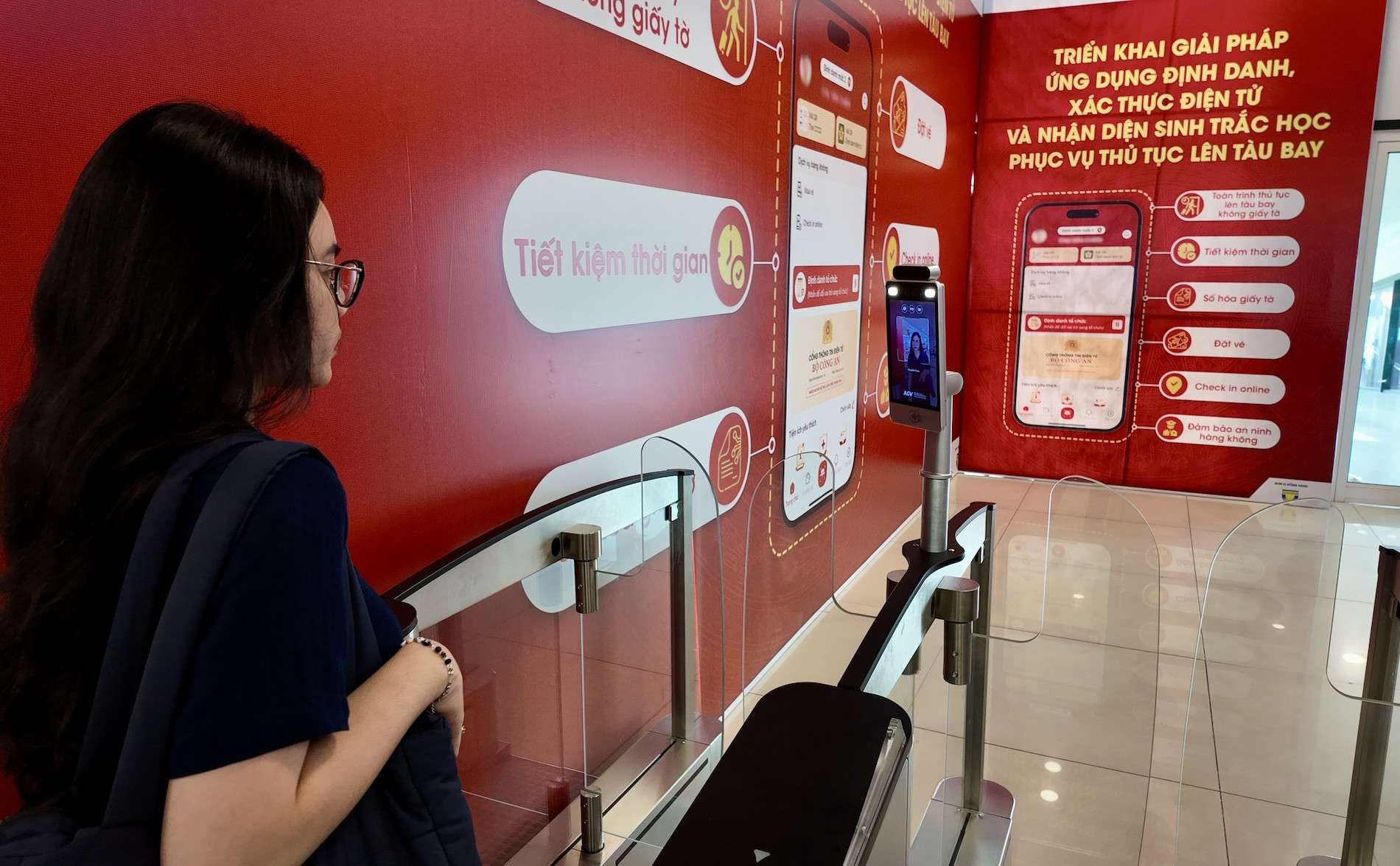 Hành khách làm thủ tục tại cửa ra máy bay.JPG