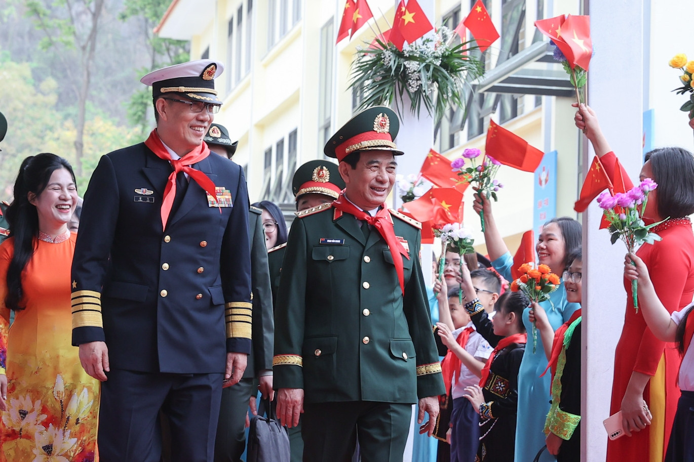 Học sinh vùng biên đón hai Bộ trưởng Quốc phòng Việt - Trung