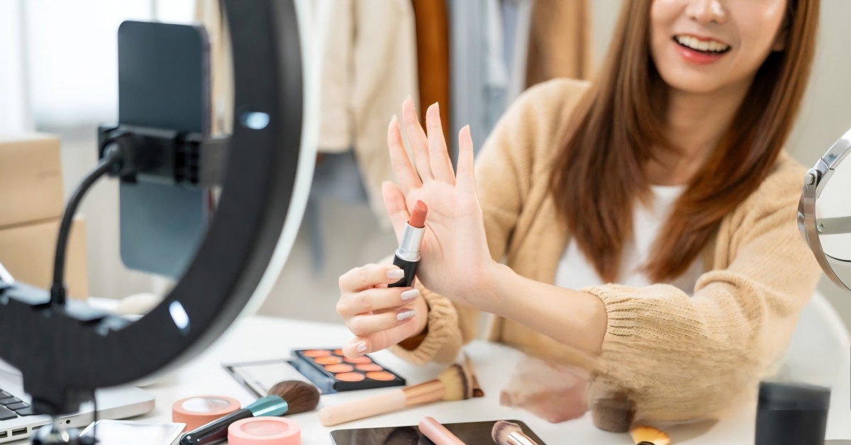 Kiếm hàng trăm triệu đồng mỗi phiên livestream, KOLs bất chấp để quảng cáo