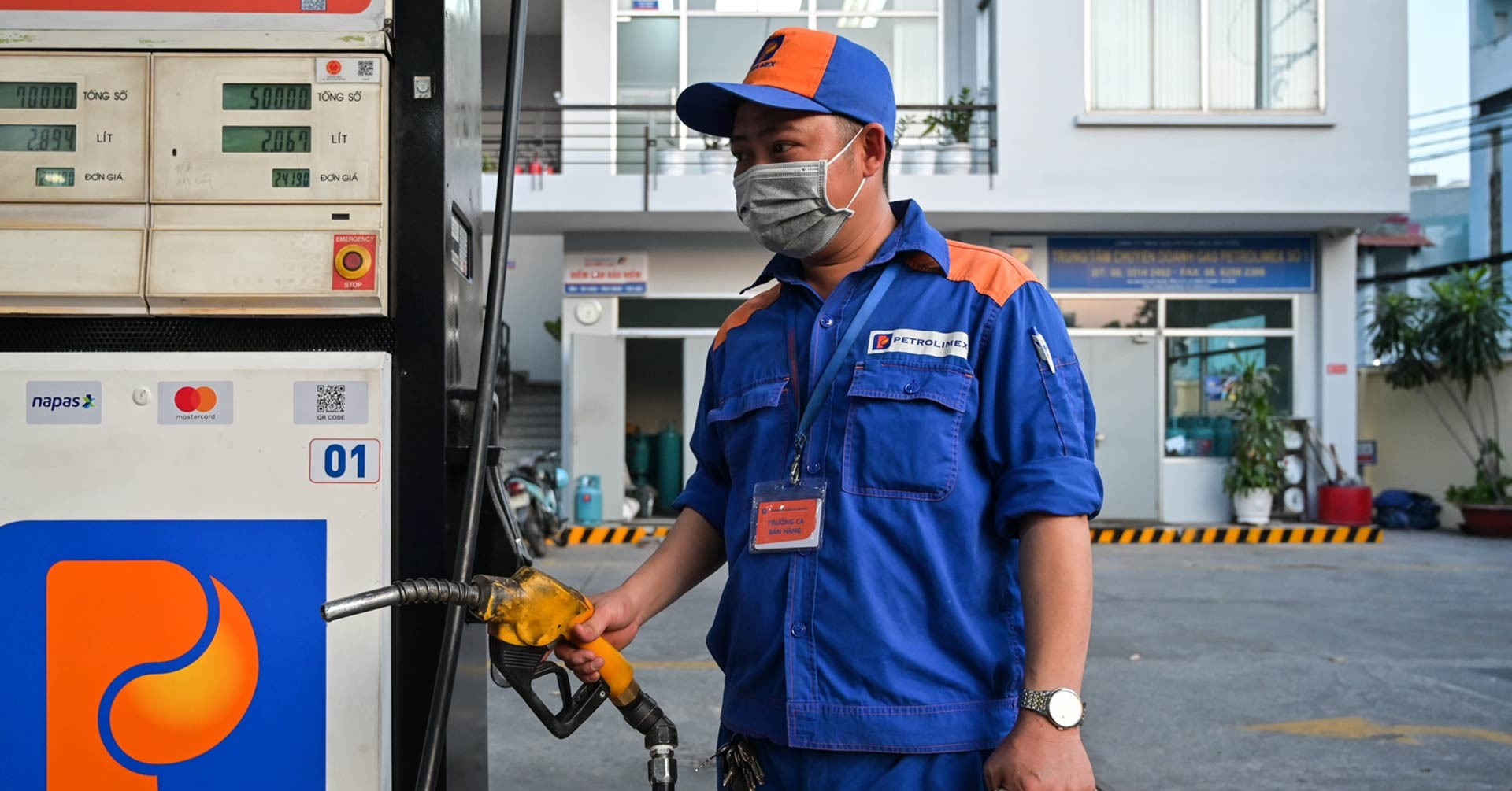 Giá xăng tiếp đà giảm, RON 95 xuống dưới 19.000 đồng/lít