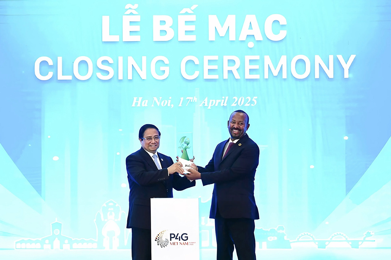 Thủ tướng chuyển giao biểu trưng đăng cai P4G cho Thủ tướng Ethiopia