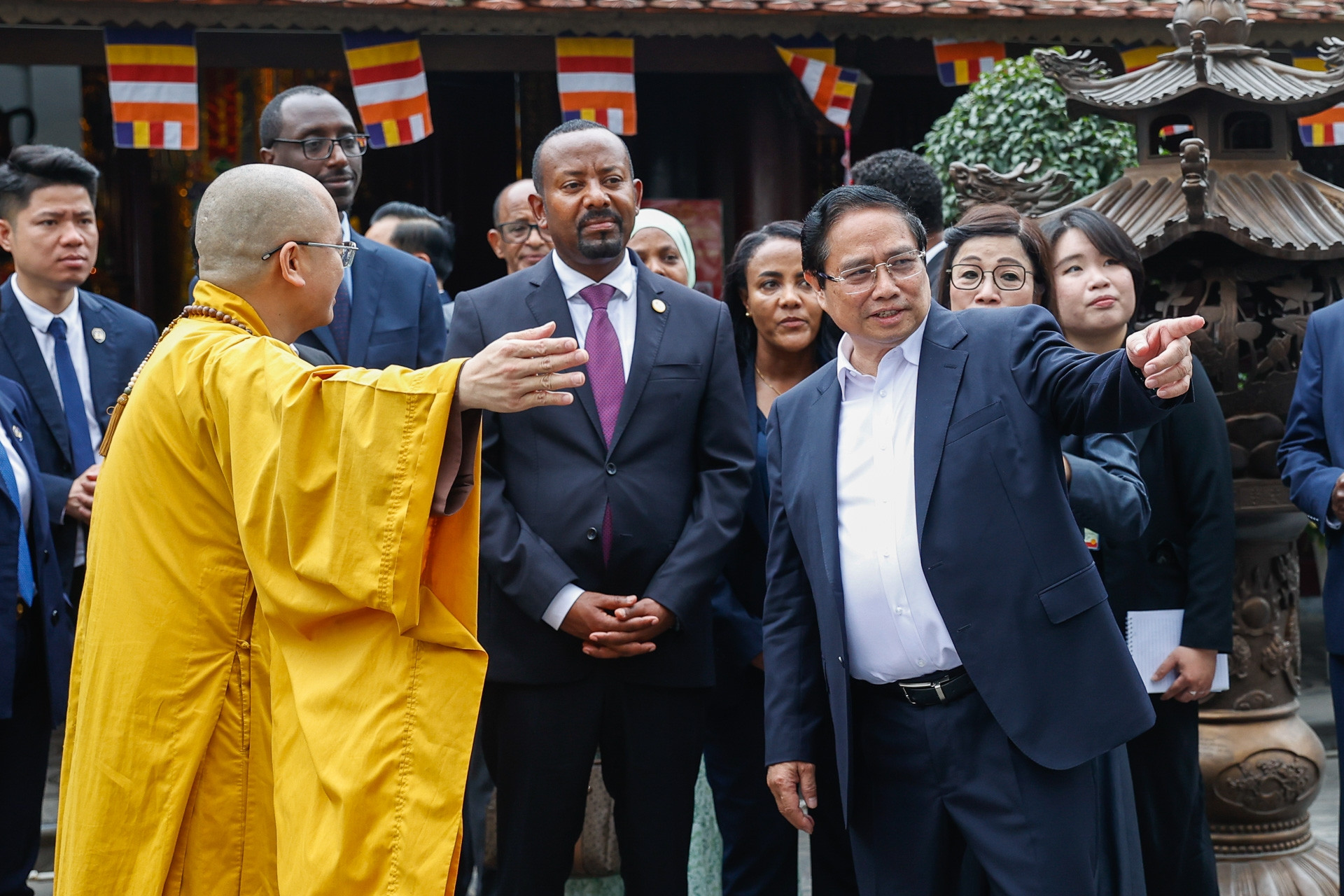 Thủ tướng Phạm Minh Chính và Thủ tướng Ethiopia thăm chùa, tản bộ Hồ Tây