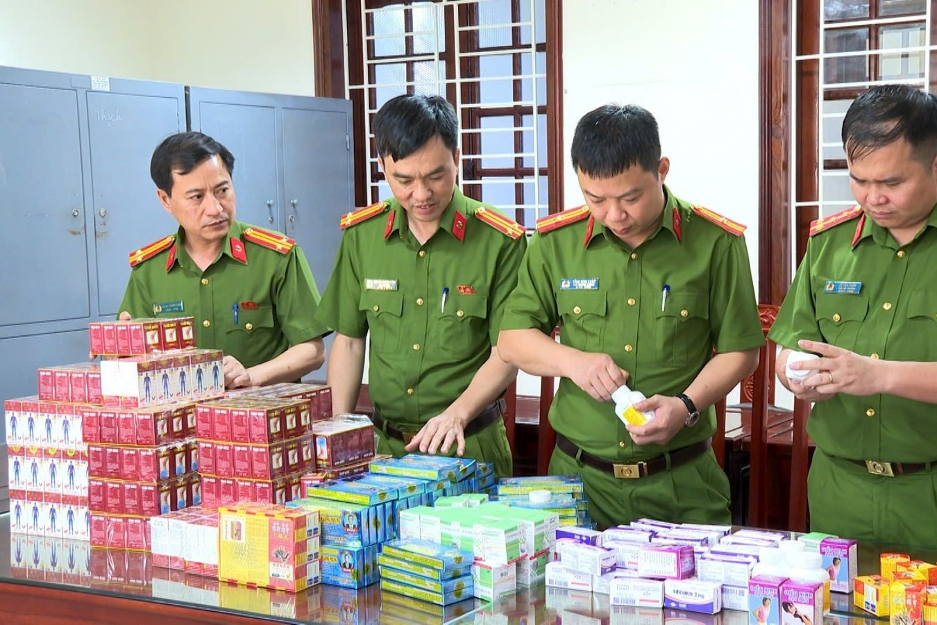 Từ vụ hàng chục tấn thuốc giả, bác sĩ khuyên nguyên tắc '2 có, 3 không'