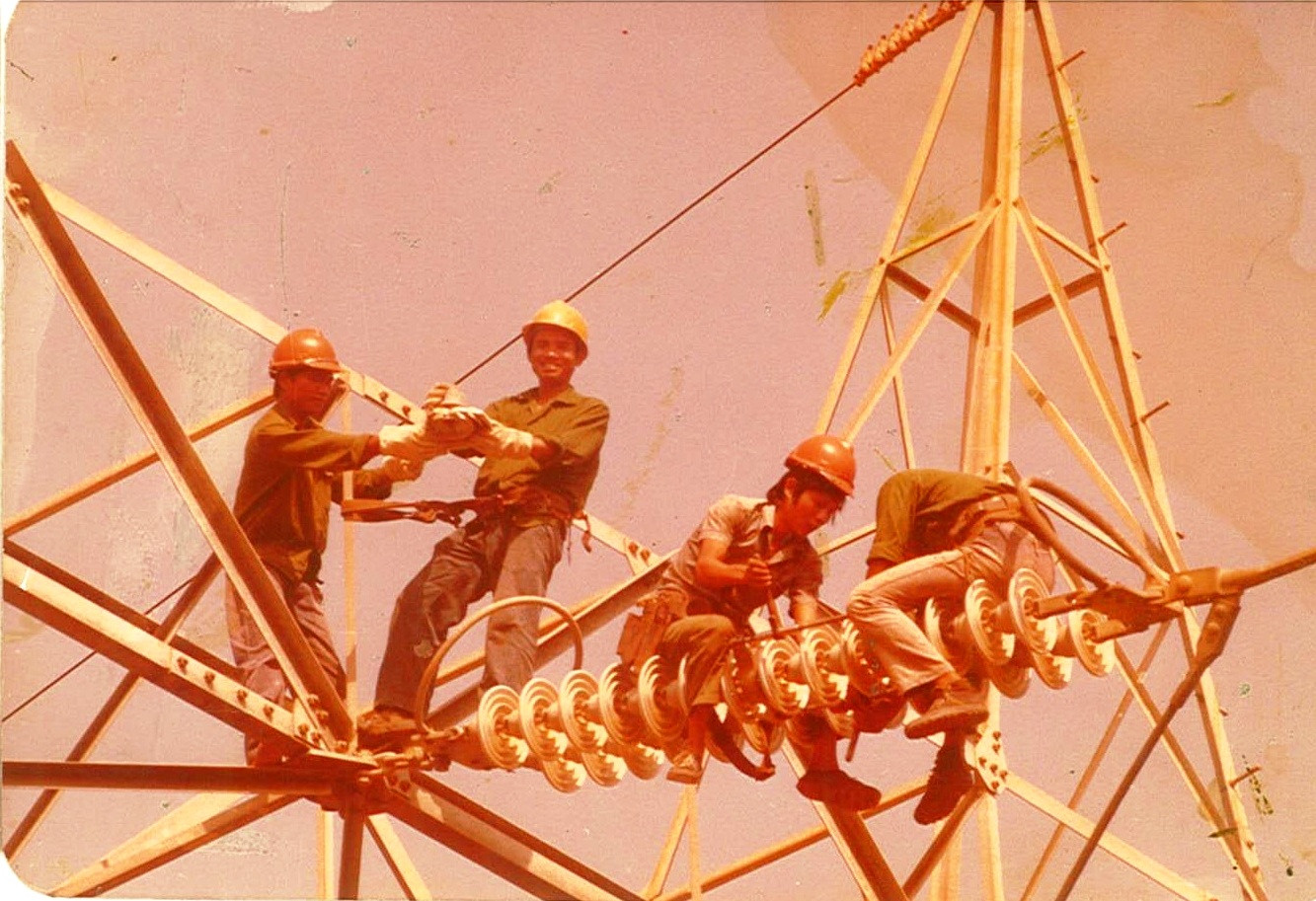 04. Công nhân Công ty Điện lực miền Nam thay sứ đường dây 230kv Đa Nhim Sài Gòn, 1978(1).jpg
