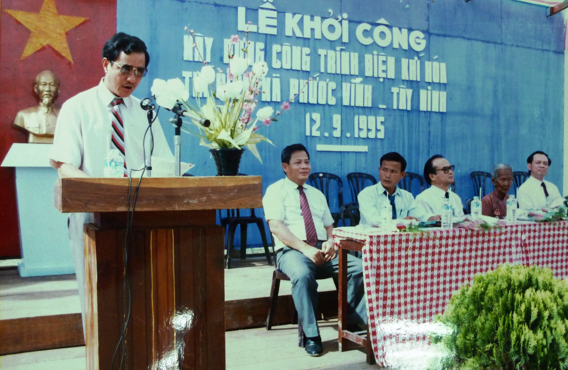 08. Khởi công xây dựng công trình điện khí hóa thí điểm xã Phước Vĩnh, Tây Ninh_9.1995(1).jpg