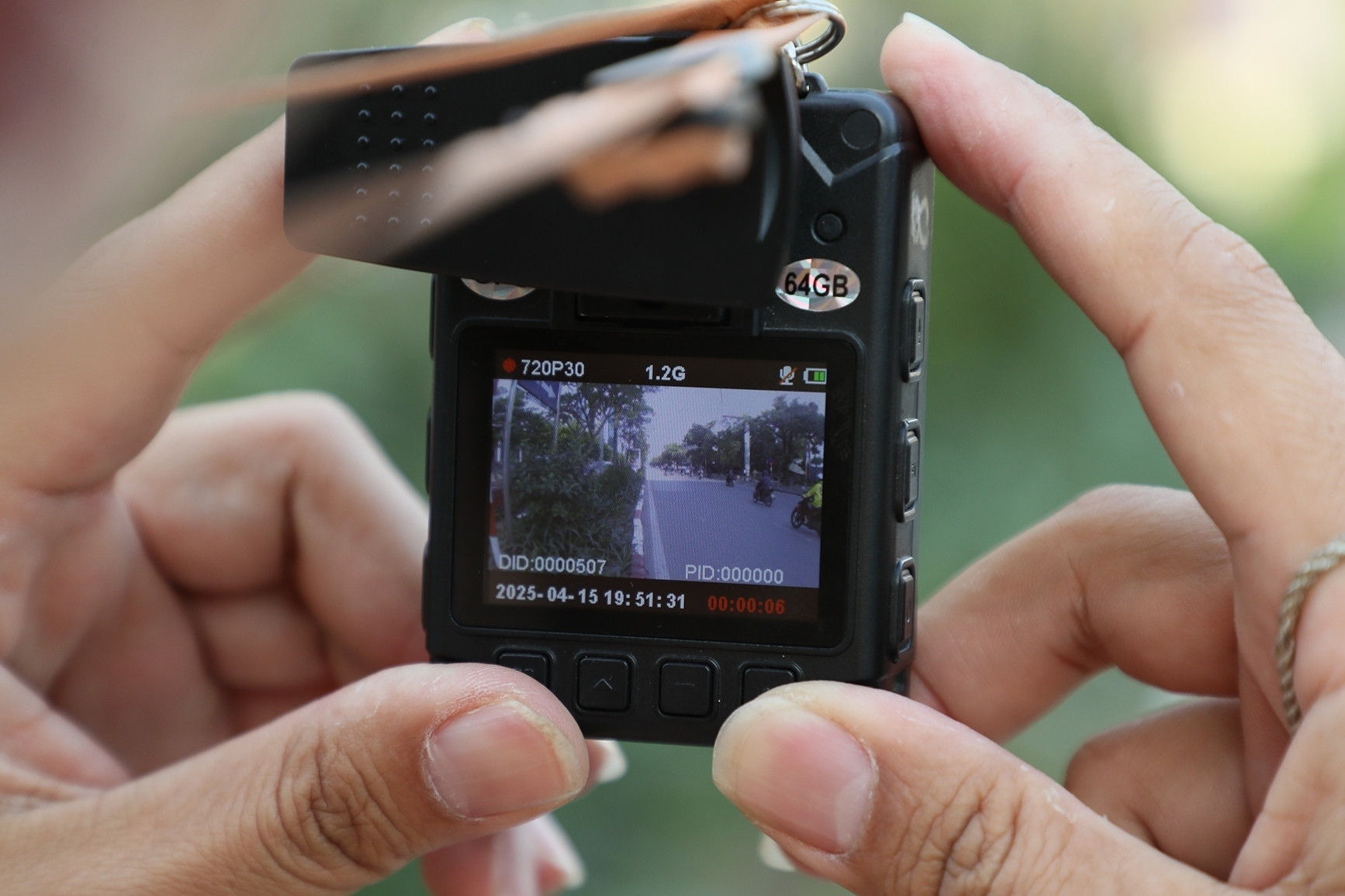 Bản tin sáng 18/4: Cảnh sát dùng thiết bị nhỏ như bao diêm xử lý tài xế chạy ẩu