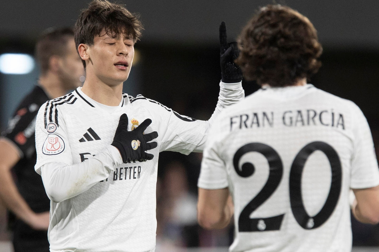 Tin tức về chuyển nhượng 18/4: MU mua Guler, Arsenal lấy Osimhen