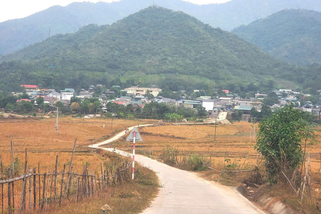 a4Hơn 100 lá đơn xin thoát nghèo.jpg