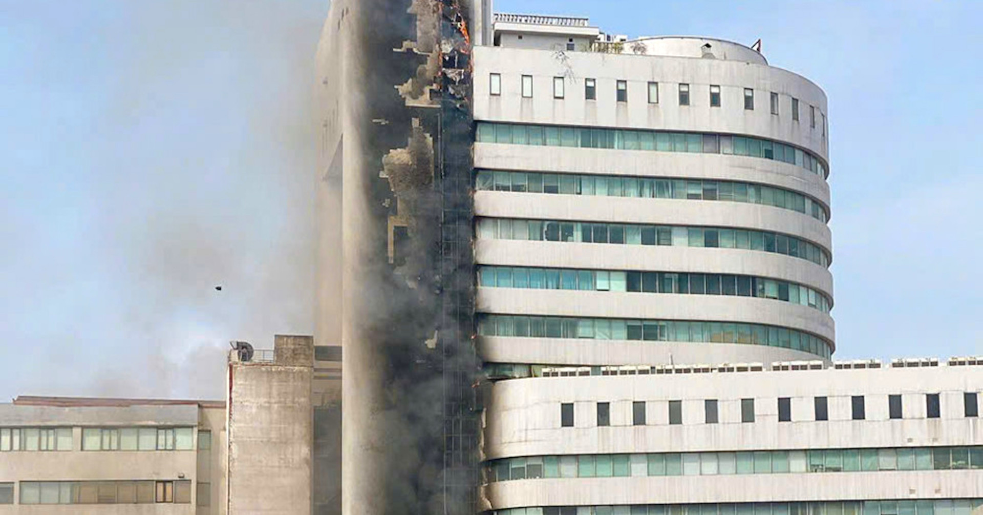 Ai là chủ đầu tư tòa nhà từng rơi kính làm bác sĩ bị thương, nay lại cháy lớn?