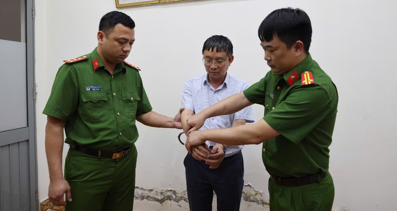 Bắt Phó Giám đốc Trung tâm kiểm định cấp khống chứng nhận an toàn thang máy