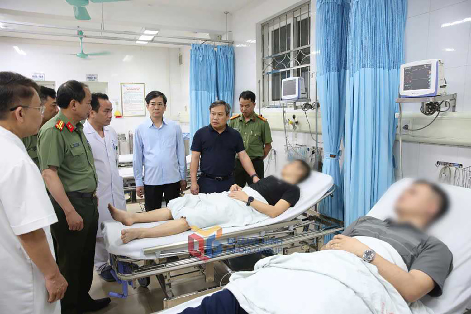 bat718425Bí thư Tỉnh ủy Vũ Đại Thắng thăm hỏi, động viên người nhà chiến sĩ công an hi sinh khi làm nhiệm vụ2.jpg