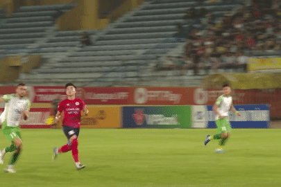 Cận cảnh tình huống va chạm cực mạnh khiến cầu thủ CAHN nhập viện