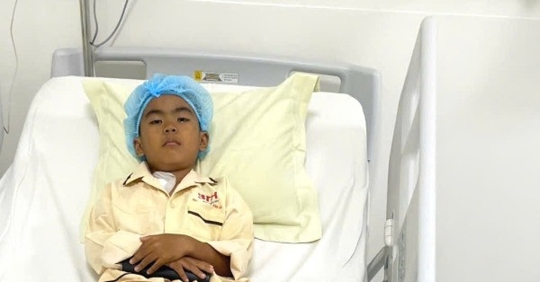 Con trai suy tuỷ xương, mẹ đơn thân bế tắc không lo nổi tiền chữa bệnh cho con