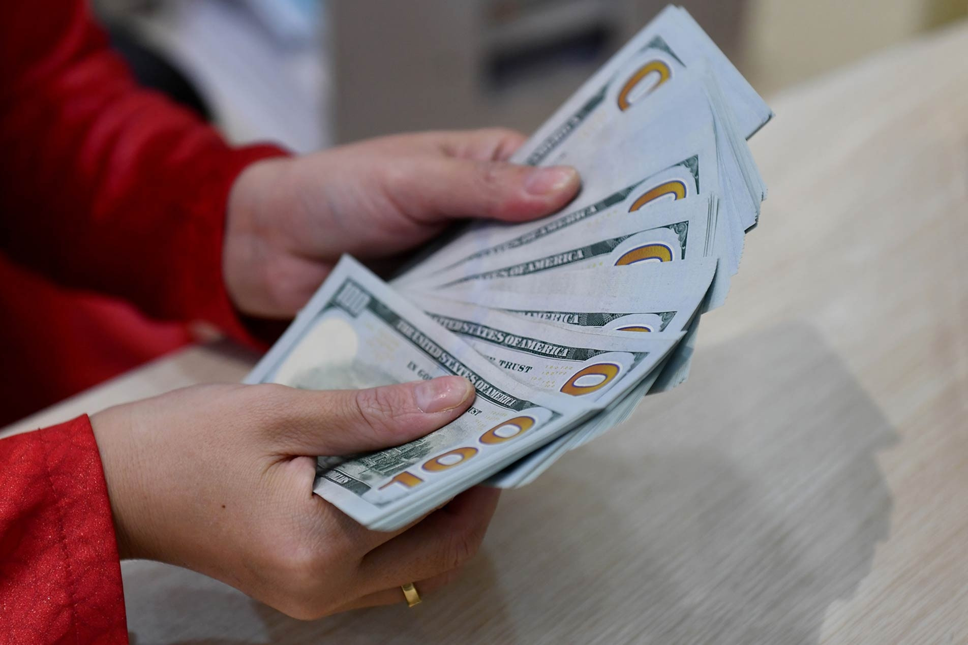 Giá USD tự do tăng mạnh, vượt xa mốc 26.000 đồng