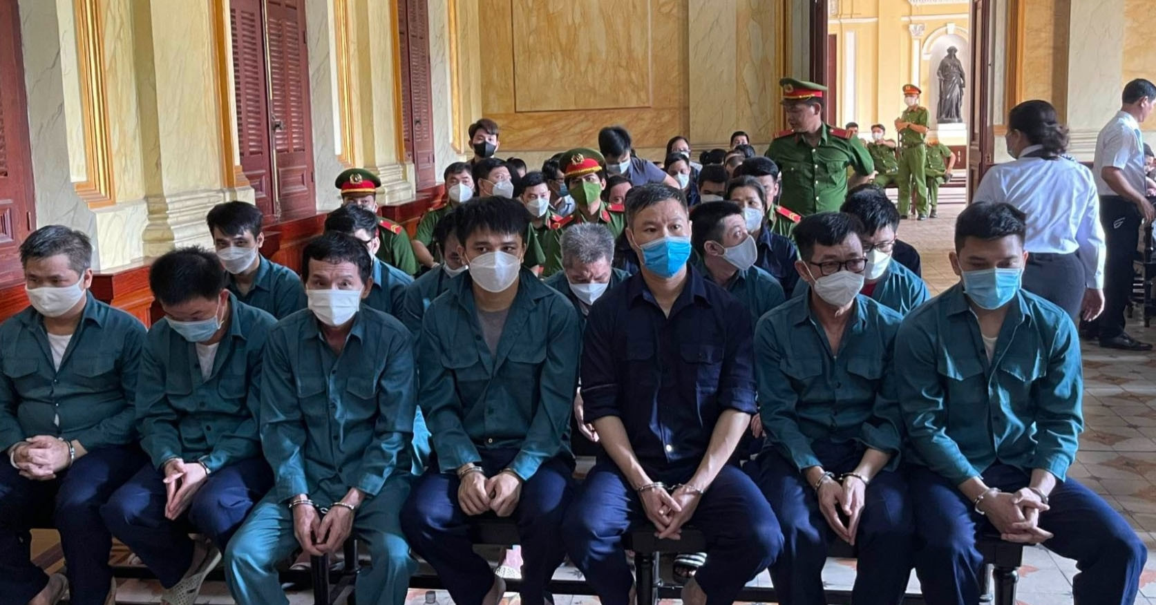 Hai cựu cảnh sát thiết lập đường dây buôn lậu 'khủng' tại TPHCM lĩnh án