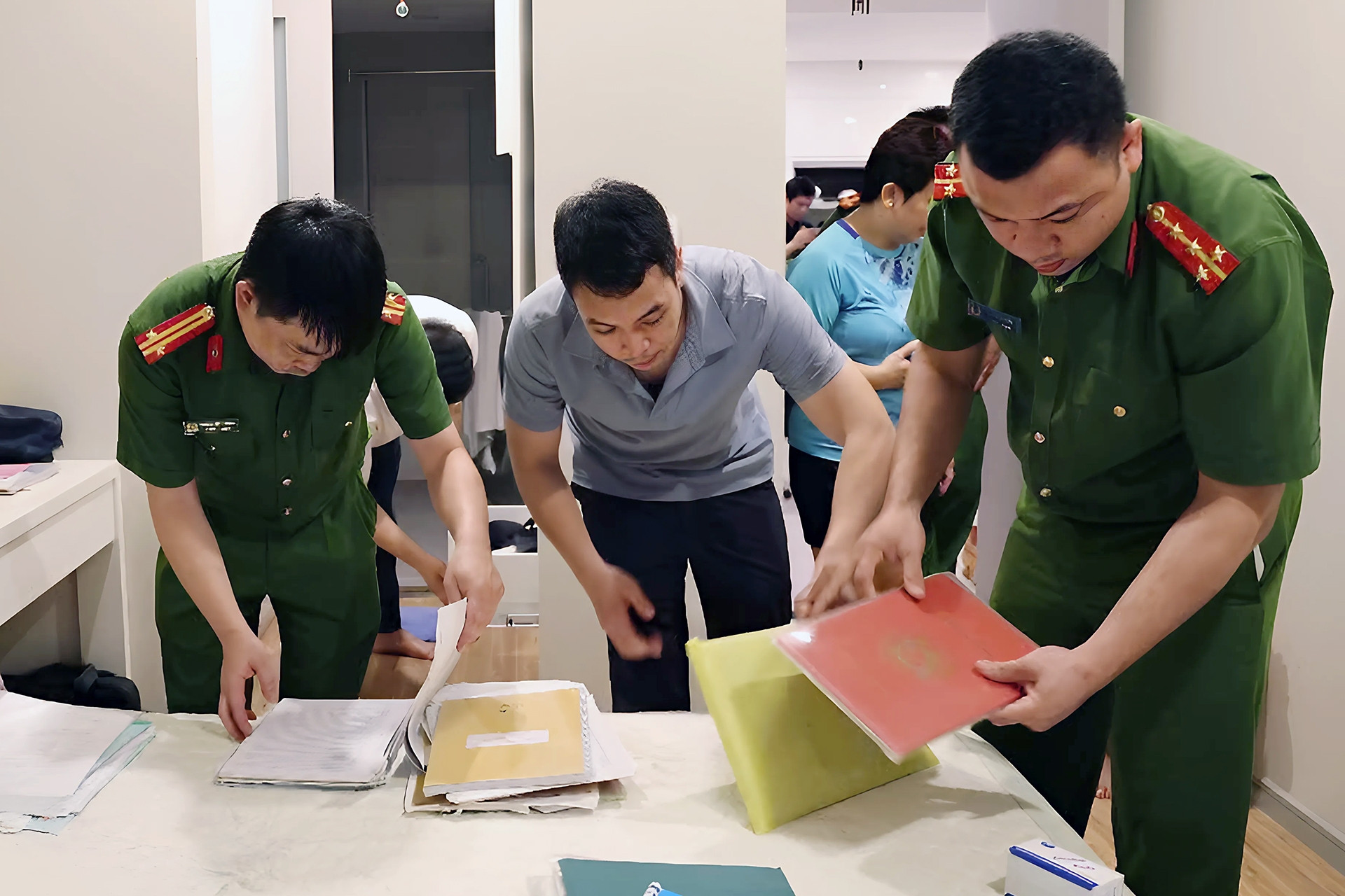 Hình ảnh khám xét vụ cấp khống chứng nhận an toàn thang máy