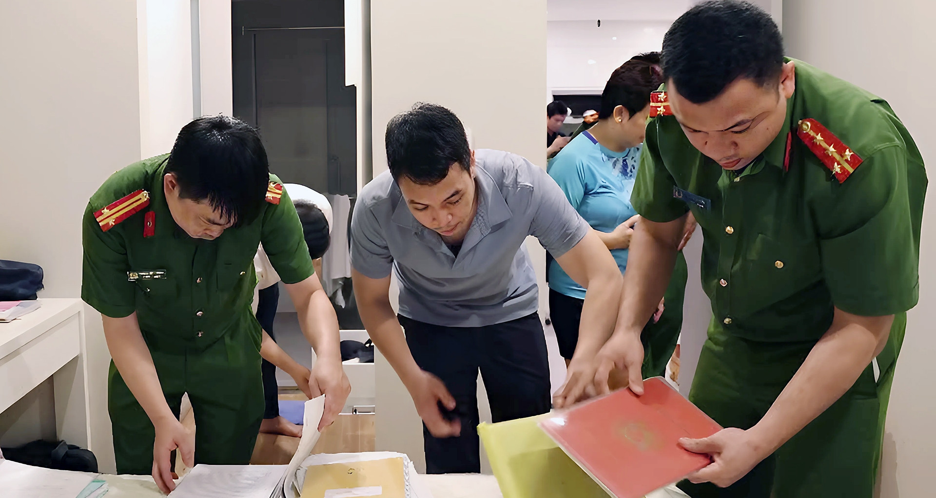 Hình ảnh khám xét vụ cấp khống chứng nhận an toàn thang máy