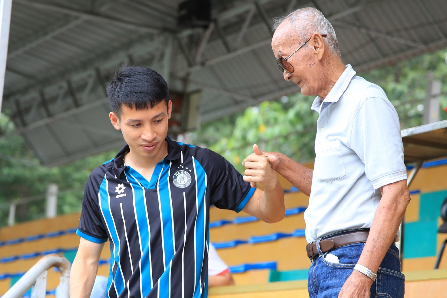 Hùng Dũng, Thành Chung tri ân các cựu danh thủ Việt Nam