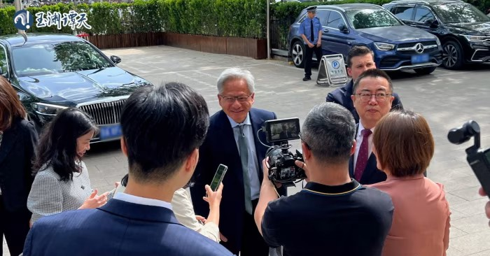 Jensen Huang vội vã đến Trung Quốc