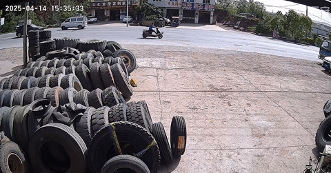 Lốp xe ô tô bất ngờ tự 'đứng lên' rồi lăn ra đường như bị ma làm